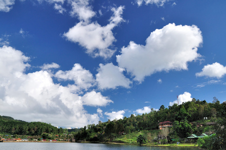 美丽的风景，现代的泰国北部大厦