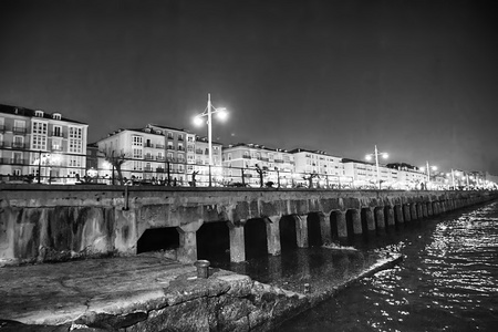 码头在晚上在西班牙桑坦德城