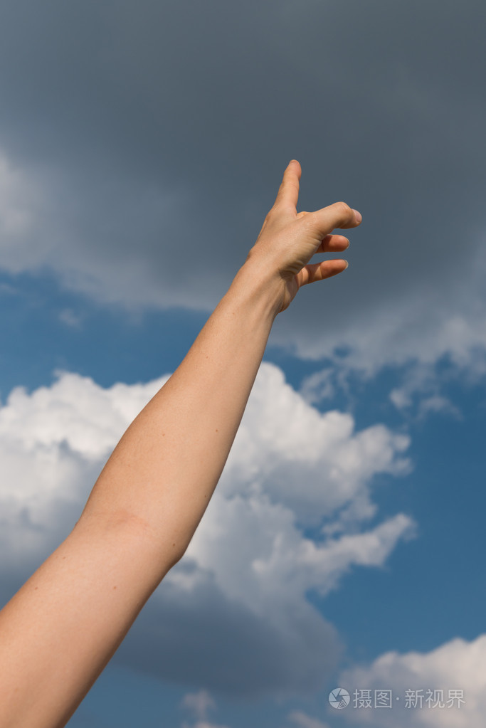 手触摸到天空