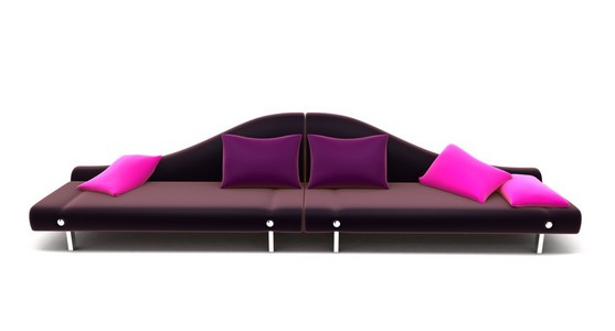紫色舒适的沙发上