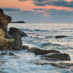 令人惊叹的 landscapedawn 日出与海岸线岩石和长 exp