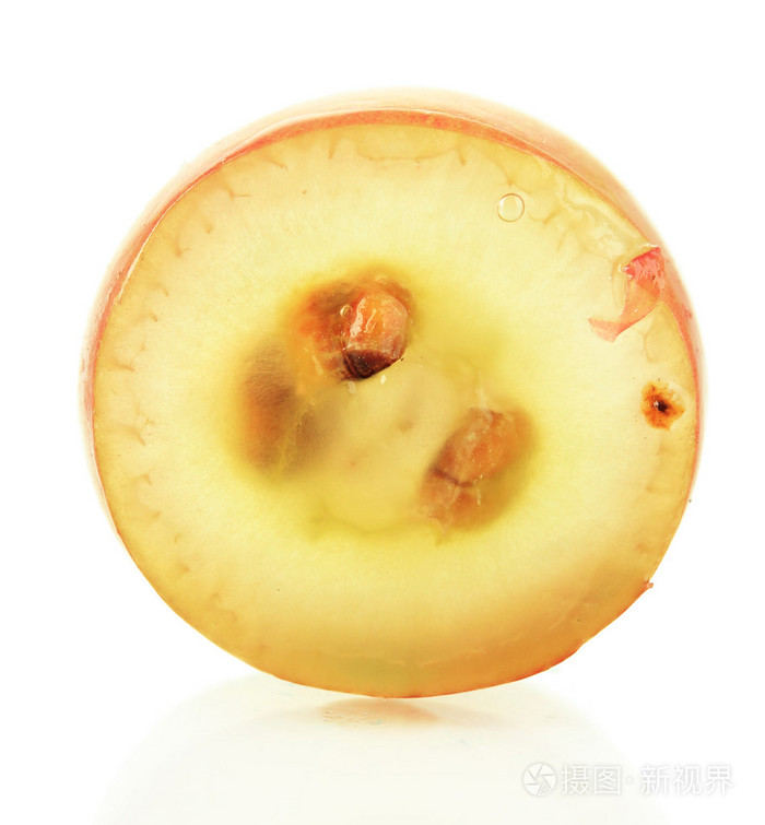 成熟的葡萄孤立在白色切片