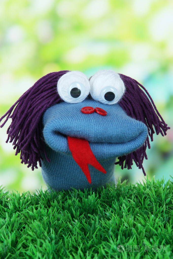 在明亮的背景上可爱的木偶