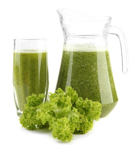 玻璃和绿色蔬菜汁和沙拉上白色隔离的水罐