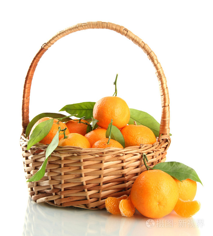 叶子在篮子里，在白色孤立与成熟甜橘