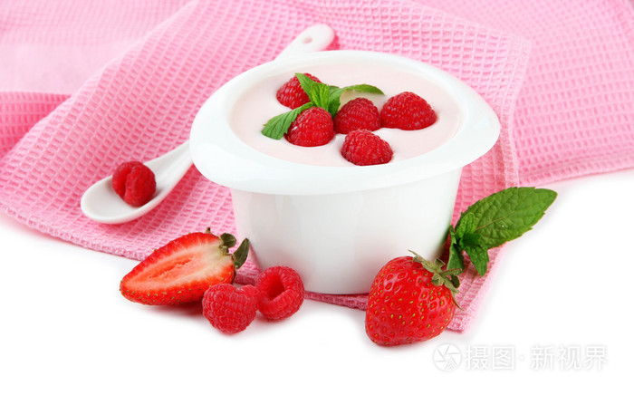 美味酸奶与孤立在白色的浆果