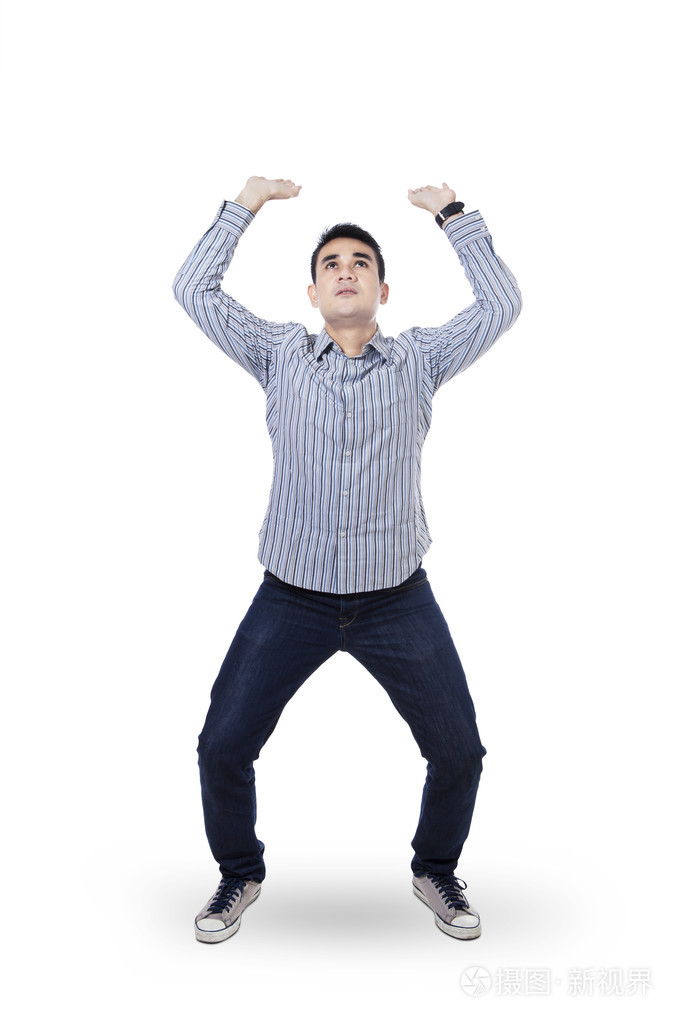 年轻男子推着的东西