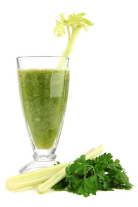 绿色蔬菜汁和芹菜被隔绝在白色玻璃