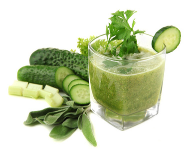 绿色蔬菜汁和蔬菜上白色隔离玻璃