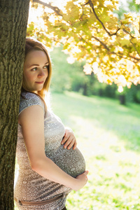 美丽的孕妇在公园