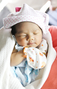 亚洲的新生儿的姑娘在睡觉