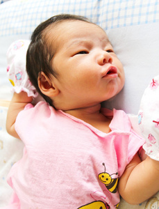 亚洲名新生女婴躺在一条毯子