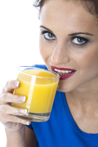 有魅力的年轻女人喝橙汁