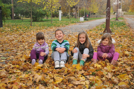 秋天的公园里玩耍的孩子们