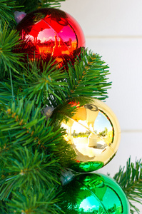 圣诞节彩球装饰假松树树上