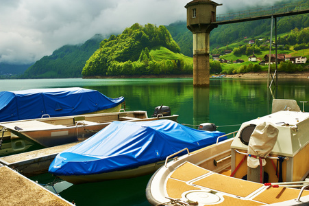 在瑞士美丽的翡翠山湖