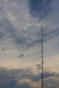 基地电话站在天空上的电话天线塔