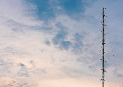 基地电话站在天空上的电话天线塔