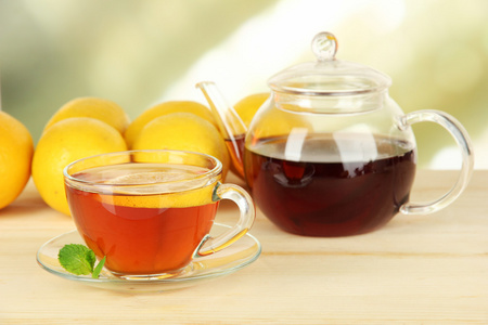 喝杯茶与柠檬上光背景表格