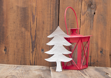 灰色纸板与红灯笼的圣诞树图片