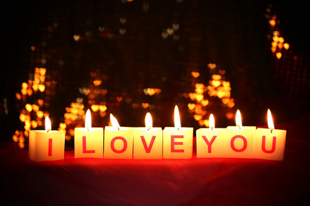 蜡烛与打印标志我爱你，对模糊背景灯