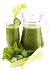 玻璃和绿色蔬菜汁和蔬菜上白色隔离的水罐