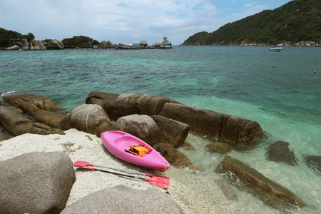 粉红色皮划艇上珊瑚海滩，南元岛，泰国