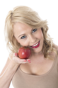 年轻女子持有一个红苹果