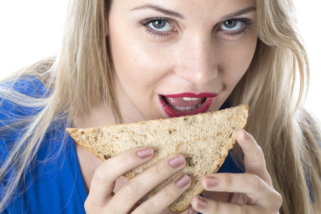 年轻女子吃三明治