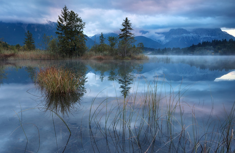 雾冷日出上高山湖 barmsee