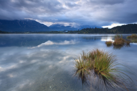 黄昏乌云 barmsee 湖与 karwendel 山观