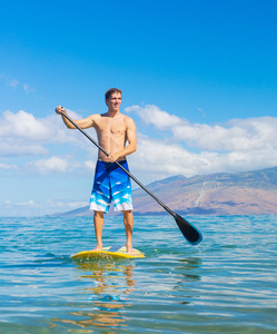 站起来在夏威夷冲浪的球拍