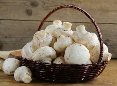 在一个木制的背景一只篮子里的有机蘑菇 香菇