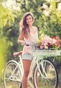 美丽的年轻女子骑着自行车