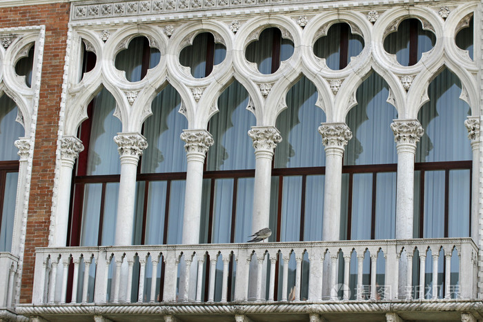 在威尼斯的拱形窗威尼斯风格阳台