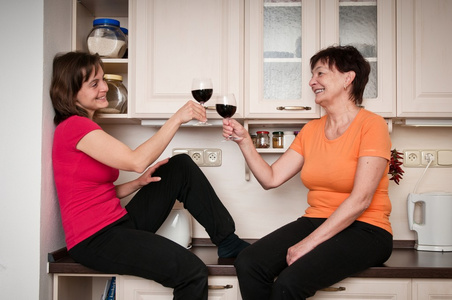 幸福生活母亲和女儿喝红酒