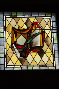 在 cloitre de la psalette图尔圣本届大教堂的彩色玻璃窗口