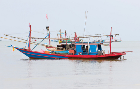 一艘渔船在海上春蓬府