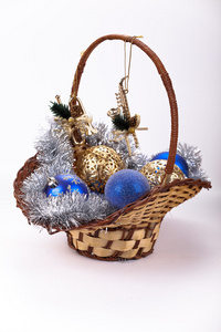 篮子的蓝色银色和金色新年和圣诞装饰品