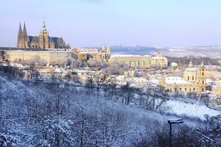 浪漫雪布拉格哥特式城堡，捷克共和国