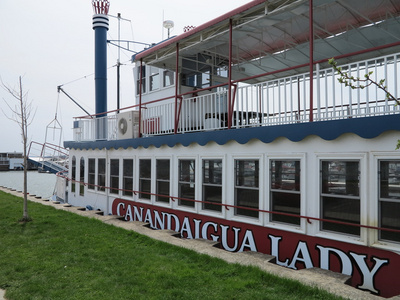 卡南代瓜湖桨轮旅游船停泊在滑
