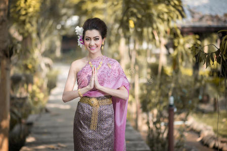 美丽的泰国女孩穿着泰国传统服装照片