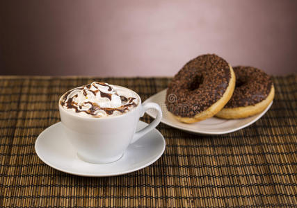一杯加奶油和甜甜圈的咖啡