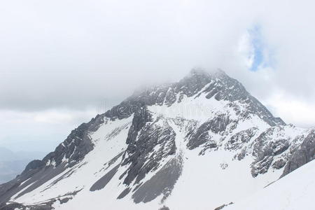 白雪皑皑的山峰