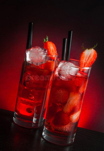 两杯草莓鸡尾酒加冰块木桌