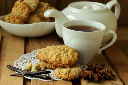 一杯茶和燕麦饼干的静物