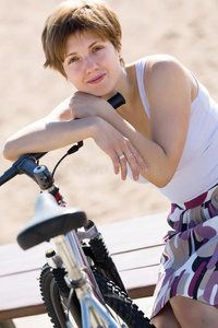 骑自行车的女人肖像