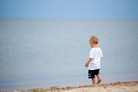 在海滩上散步的孩子