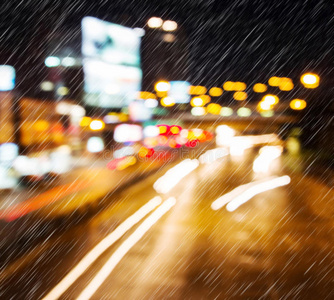 雨夜交通稀少