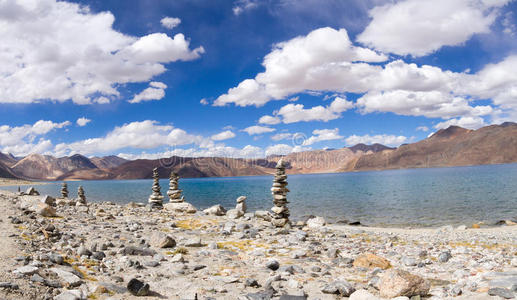 盘公措山湖全景，佛塔在最前面